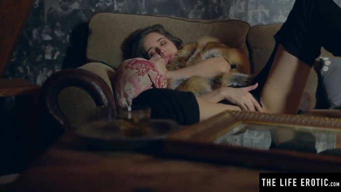 Iç Çamaşırı Giymiş Milf Hd Videoda Yaramaz Oluyor