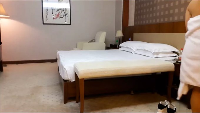 Asyalı Fahişe Otel Odasında Oral Zevk Veriyor